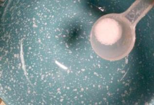 煮锅加入水烧水准备煮面，烧水的同时取碗放入适量盐