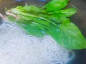 放入洗好的菠菜一起煮，待干面柔软无白心即是煮好