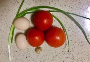 准备番茄炒蛋的食材