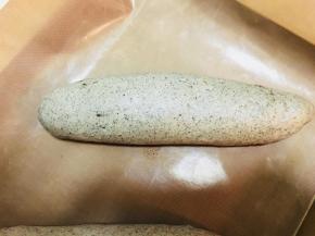 卷好后放入烤盘进行最终发酵。