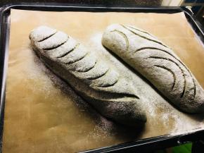 发酵至2倍大后，表面筛粉。割包。