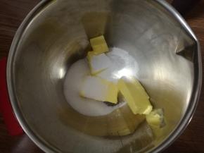 黄油提前软化，能轻松按出坑为好，加入盐、糖粉。