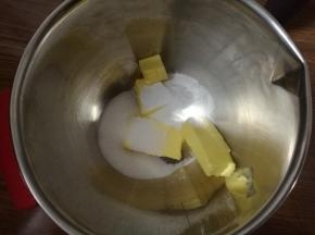黄油提前软化，能轻松按出坑为好，加入盐、糖粉。