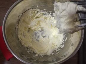 隔温水（夏季不用）打发至颜色发白。