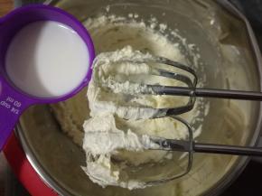 牛奶分成三次加入，每加入一次都要打发均匀再加入下一次。边边角角的黄油要用硅胶刮刀铲下再次打发。