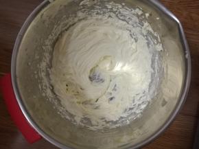 打发至羽毛状，三次打发完成状态。