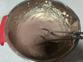 一次性加入混合好的低筋粉和可可粉。