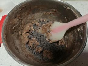 翻拌均匀后加入耐高温巧克力豆。预热烤箱165度10分钟。