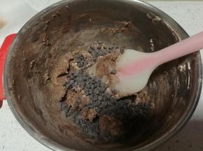 翻拌均匀后加入耐高温巧克力豆。预热烤箱165度10分钟。