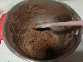 刮刀搅拌均匀。