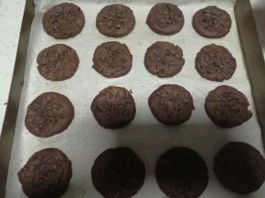 带一次性手套均分成16块小圆饼，按扁，表面压入巧克力豆。