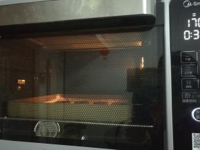 送入预热好的烤箱上下火170度烘烤8分钟后转上下火140度烘烤15分钟即可。