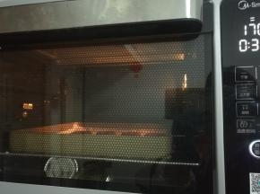 送入预热好的烤箱上下火170度烘烤8分钟后转上下火140度烘烤15分钟即可。