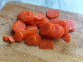 胡萝卜去皮，洗干净，切片。