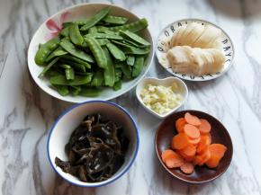准备工作完成。(荷兰豆去根，去尖)