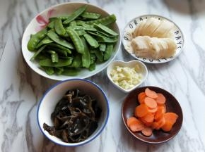 准备工作完成。(荷兰豆去根，去尖)