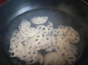 焯水: 锅中加入清水，大火烧开水加入切好的藕片，煮1分钟。