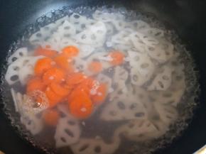 1分钟后再加入切好的胡萝卜，煮1分钟，捞出淋干水份。