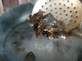再将黑木耳焯水，水开后煮半分钟捞出即可。