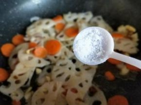 再加入莲藕片，胡萝卜片煸炒，加入盐。