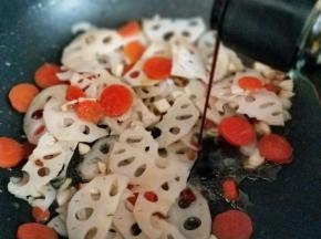 再加入生抽，快速翻炒。