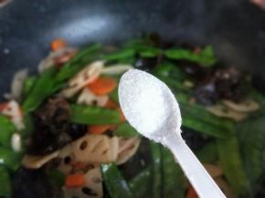 加入白砂糖，快速翻炒1分钟。
