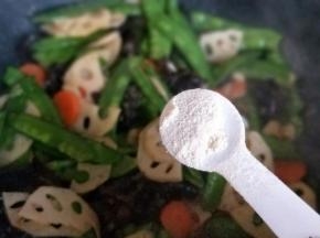 关火，加入鸡粉提鲜。