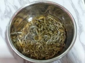 首先将笋干冷水冲洗干净，之后冷水泡4小时以上。
