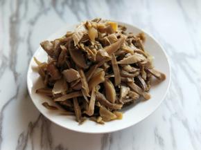 泡好的笋干，冷水反复冲洗，淋干水份。