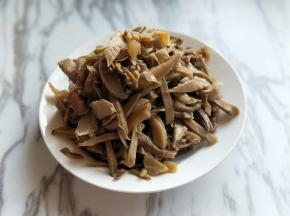 泡好的笋干，冷水反复冲洗，淋干水份。