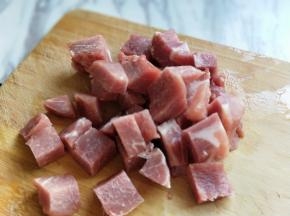 将洗干净的肉切小块。