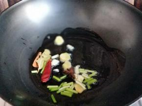 起油锅，加入香料煸炒。