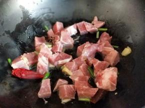 再加入切好的猪肉煸炒。
