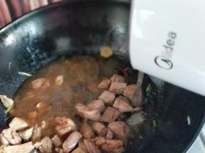 再加入开水，没过猪肉为佳。