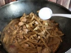 45分钟后加入食用盐，(按个人口味加入盐的量)再炖10分钟。