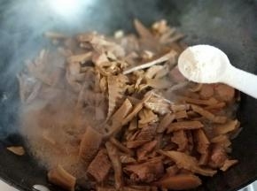 大火收汤，汤汁不需要收干，有点汤才更好吃，关火加入鸡粉，翻炒均匀。