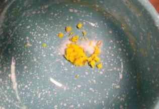 再放入老姜末，加入150ml的开水备用