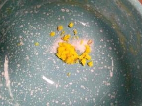 再放入老姜末，加入150ml的开水备用