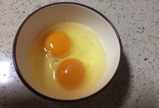 鸡蛋打入碗放适量调味盐调散