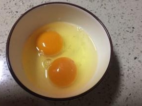 鸡蛋打入碗放适量调味盐调散