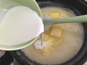 加入淡奶油搅拌均匀至黄油融化