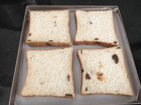 吐司片放入烤盘中准备