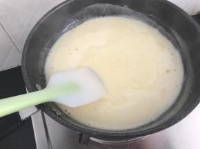 小火加热至白糖和乳酪芝士片融化