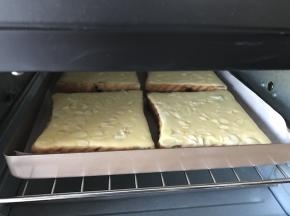 送入预热好的烤箱里180度中层上下火约15分钟，表面起泡有微焦即可