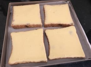 待乳酪奶油糊晾凉变浓稠时，均匀涂抹在吐司片上面