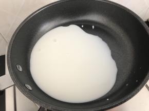 纯牛奶倒入锅中