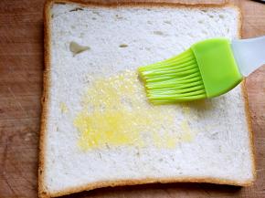 土司一片，在表面刷黄油