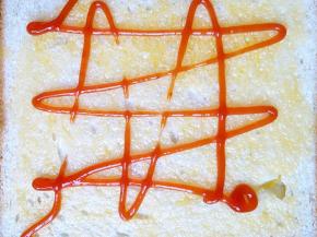 番茄酱挤在土司上