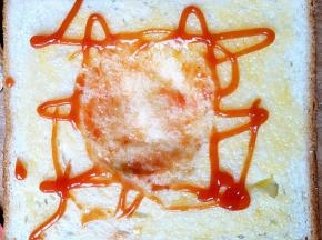 用勺子在土司中间压一个坑