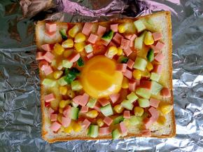 火腿，玉米，黄瓜粒撒在土司上